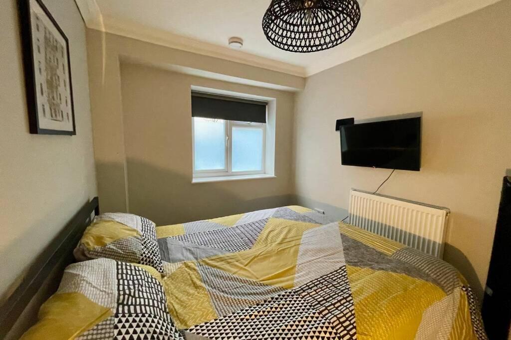 Stylish Modern Two Bedroom Apartment With Garden Κάρντιφ Εξωτερικό φωτογραφία