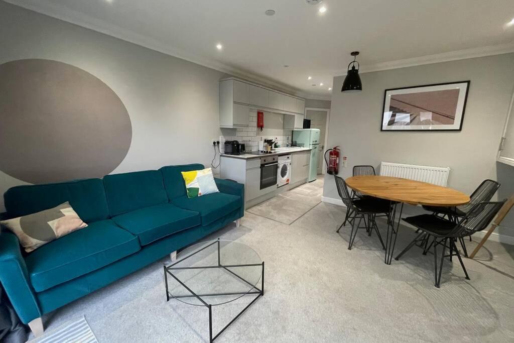 Stylish Modern Two Bedroom Apartment With Garden Κάρντιφ Εξωτερικό φωτογραφία